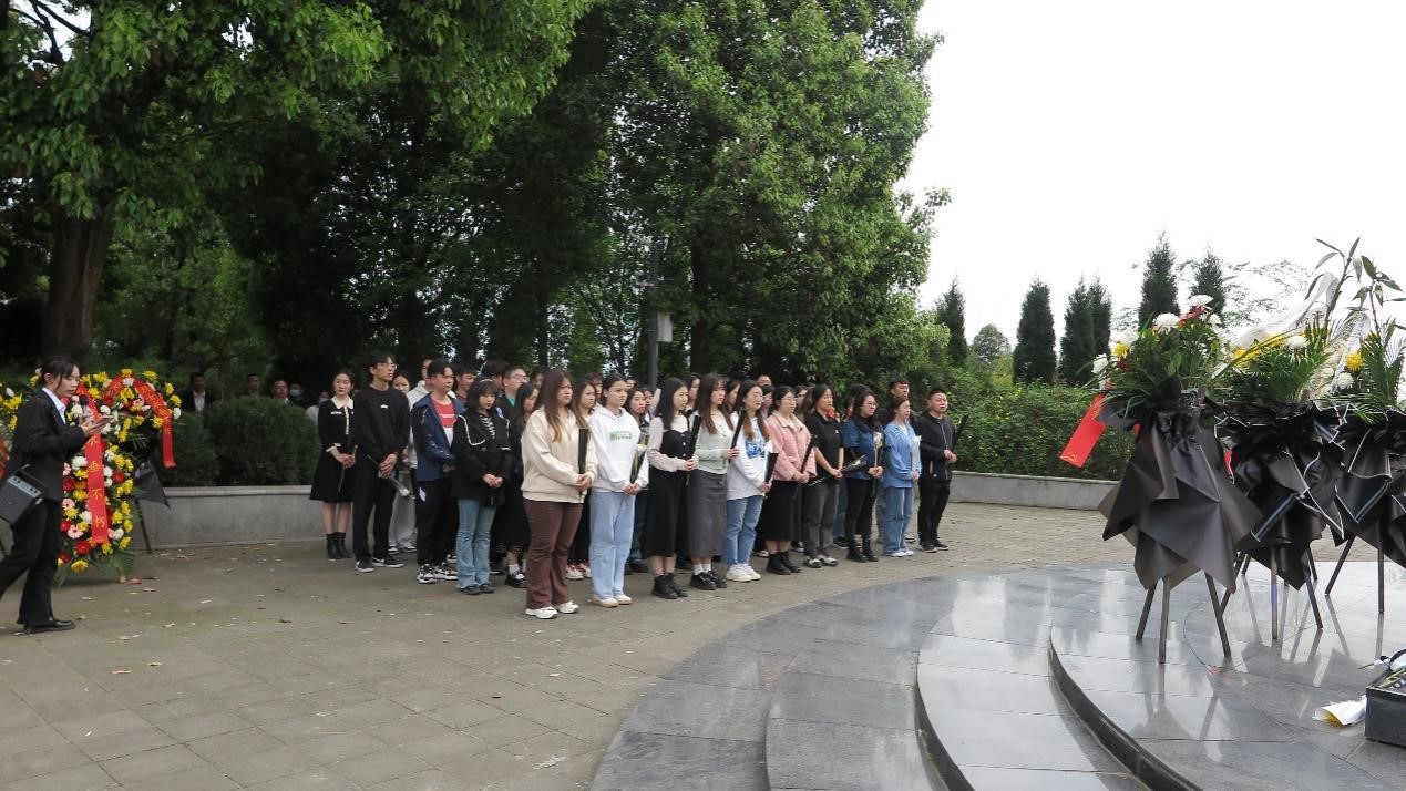 春光可见·生命可爱—国产无码
学生清明扫墓活动