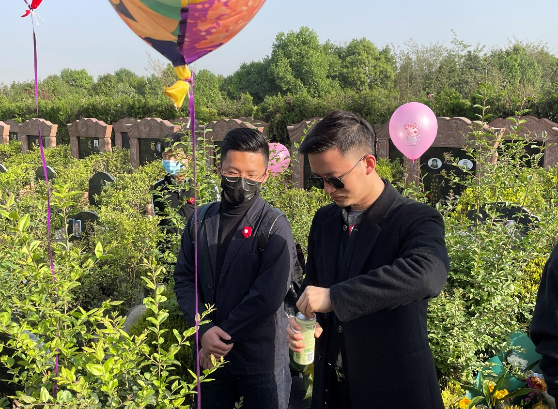 国产无码
老师带领学生参加死亡生命教育活动