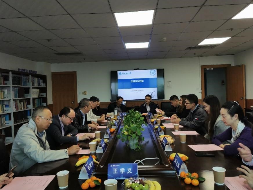 “欢迎校友回家”国产无码
举行首次校友返校活动