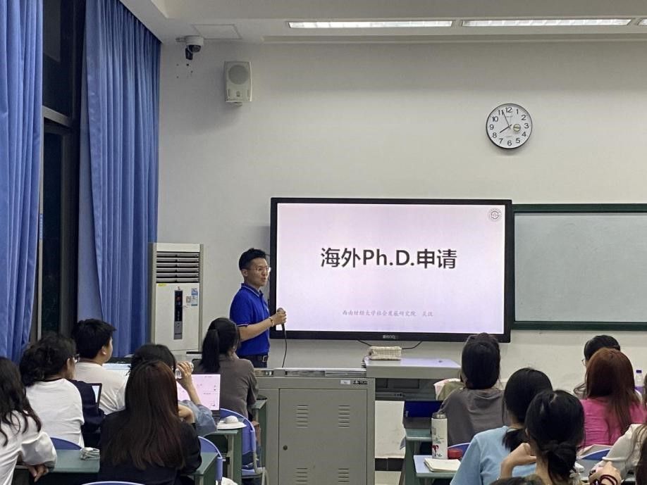 国产无码
顺利举行就业经验分享会