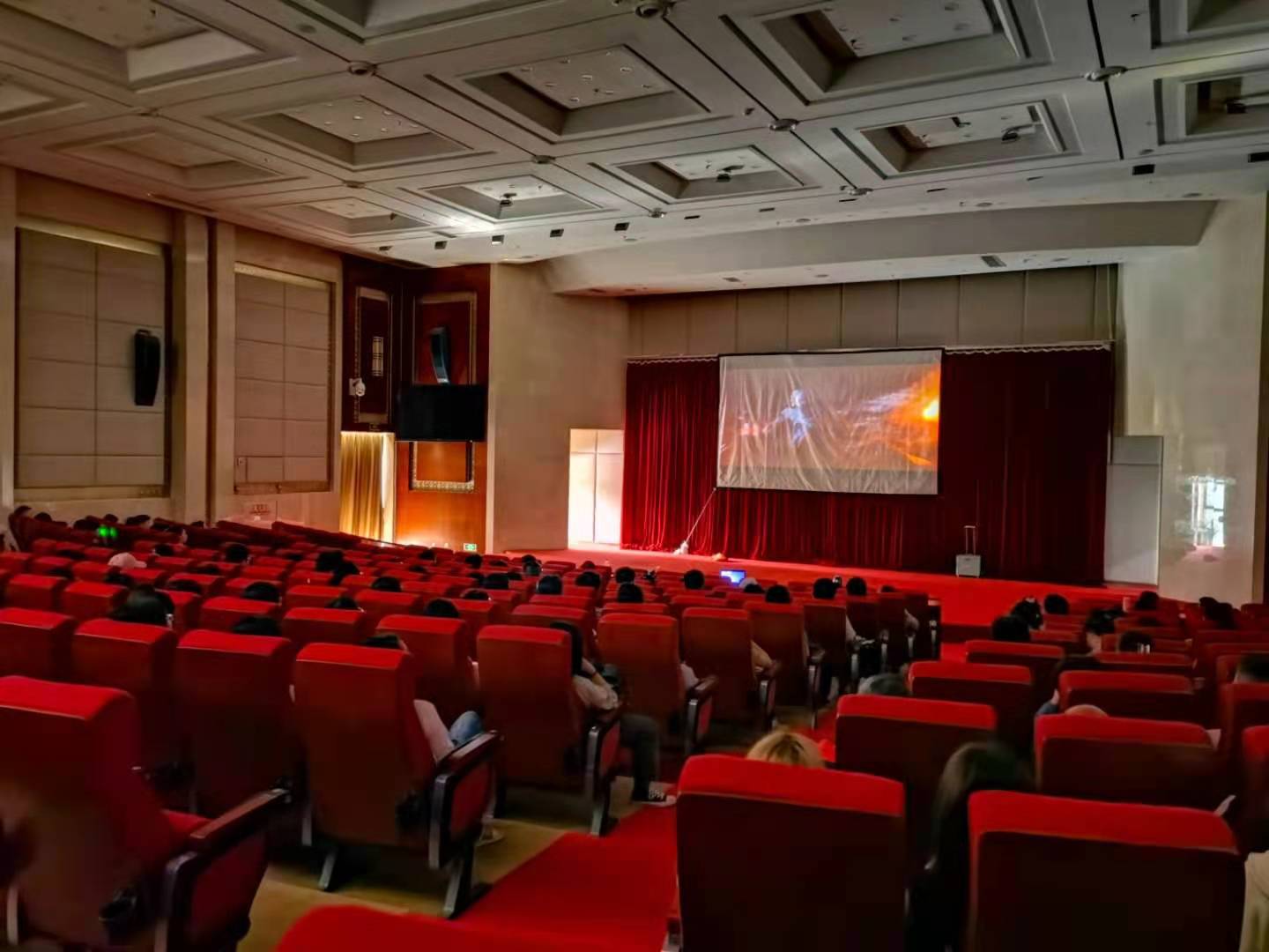 国产无码
组织师生共同观看电影《红色土司》