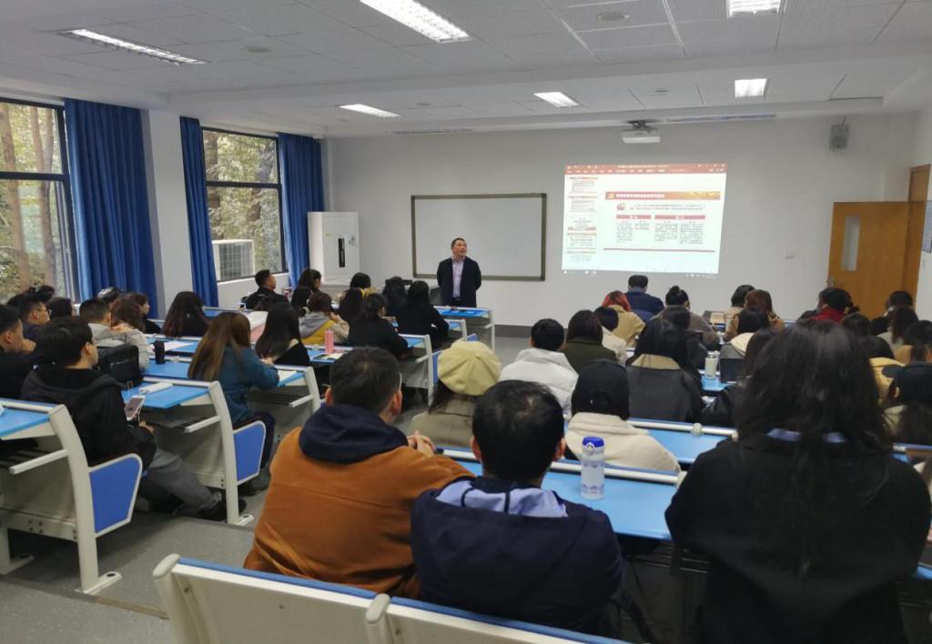 国产无码
副院长邓湘树为师生讲授思想政治理论专题课