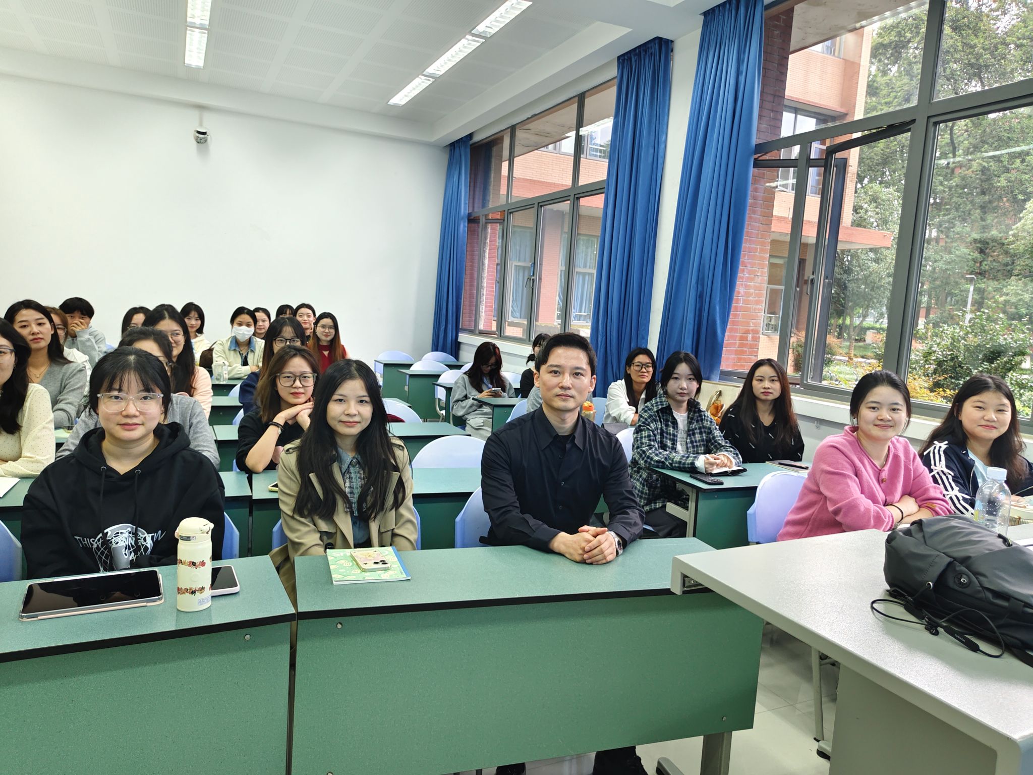 国产无码
何龙韬副教授开展“2024年学术节”专题讲座——“研究型案例的撰写——深化案例研究，讲好中国故事”